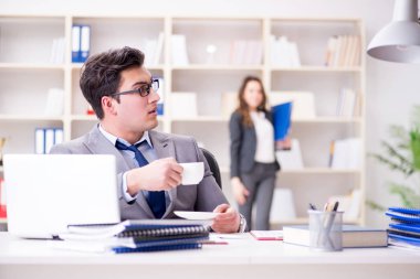 Kızgın patron kadın çalışan performansından memnun değil.