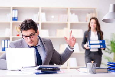 Kızgın patron kadın çalışan performansından memnun değil.