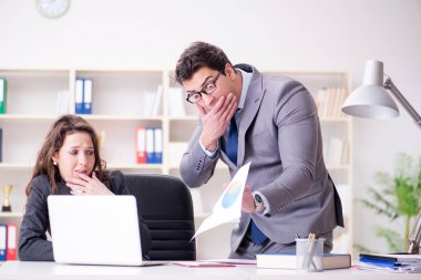 Kızgın patron kadın çalışan performansından memnun değil.