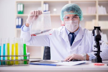 Adli tıp dedektifi suç delilleri üzerinde çalışıyor.