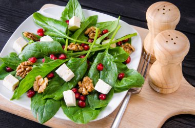 Masada fındıklı ve elmalı ıspanak salatası.