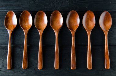 Tahta kaşıklar masaya düzenlenmiş