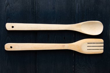 Tahta kaşıklar masaya düzenlenmiş