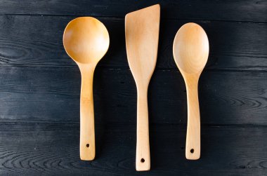 Tahta kaşıklar masaya düzenlenmiş