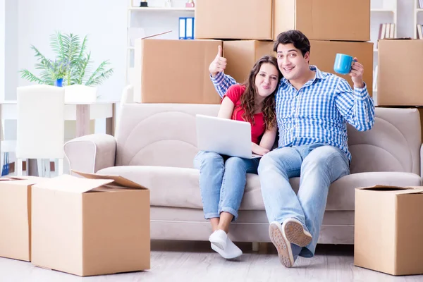 Junges Paar zieht mit Boxen in neues Haus ein — Stockfoto