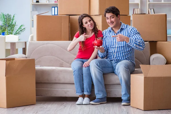 Jovem casal se mudando para casa nova com caixas — Fotografia de Stock