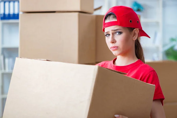 Jonge vrouw levert dozen met persoonlijke bezittingen — Stockfoto