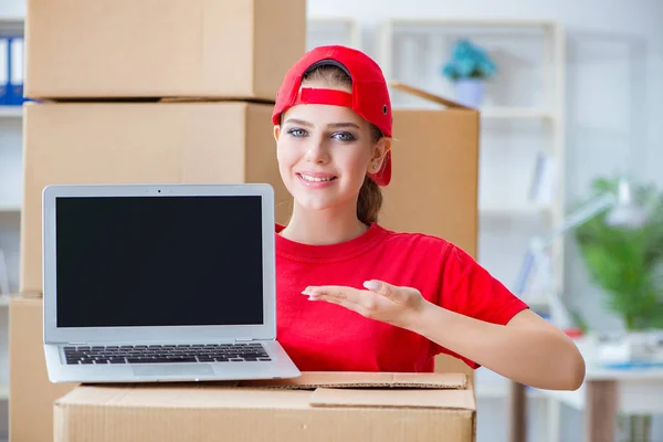 Mujer joven entregando cajas de efectos personales — Foto de Stock