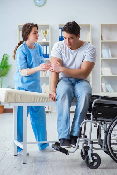 Paciente en programa de recuperación de rehabilitación con médico — Foto de Stock