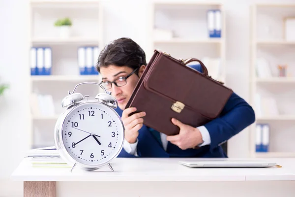 Affärsman i brådska försöker hålla tidsfristen — Stockfoto