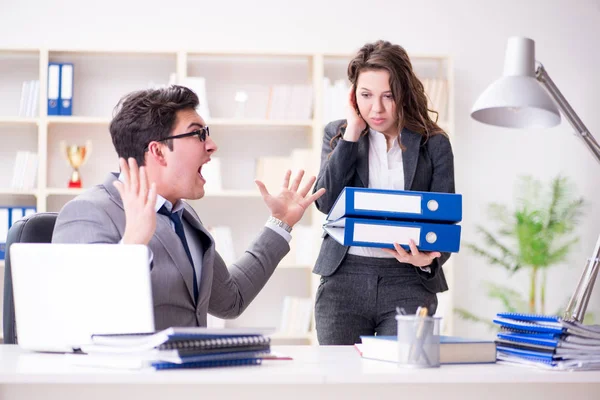 Chefe irritado infeliz com o desempenho do funcionário feminino — Fotografia de Stock