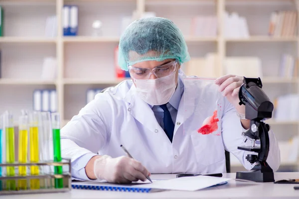 Forensisch onderzoeker werkt in het lab aan misdaad bewijs — Stockfoto