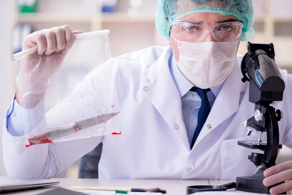 Investigador forense trabajando en laboratorio en evidencia de crimen —  Fotos de Stock