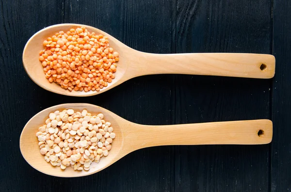 Löffel gefüllt mit rohem Linsen für die Suppe — Stockfoto