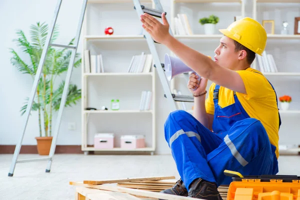 Young man assembling wood pallet — Stock Photo, Image