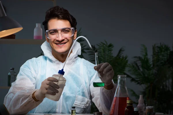 Młody mężczyzna chemik laboratoryjny późno w nocy w godzinach nadliczbowych — Zdjęcie stockowe