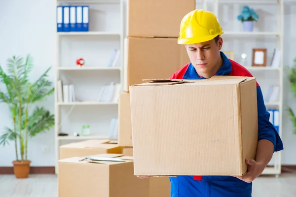 Jonge man aan het werk in verhuisdiensten met dozen — Stockfoto