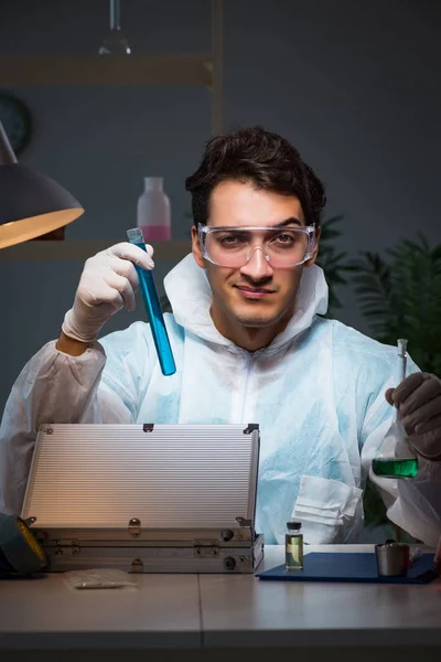 Investigador forense a trabalhar no laboratório à procura de provas — Fotografia de Stock