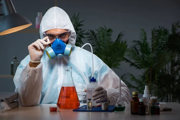 Medicine drug researcher working in lab — Stock Photo, Image