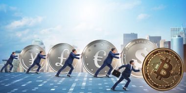 İşadamı bitcoin cryptocurrency kavramında iterek