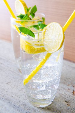 Bir bardak limonlu mojito ve saman içmek.