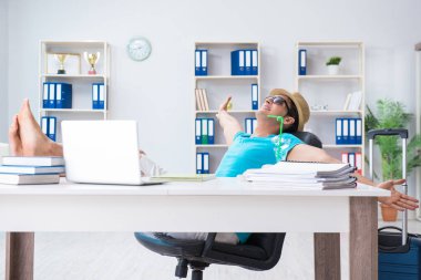 İş adamı ofiste tatile hazırlanıyor.