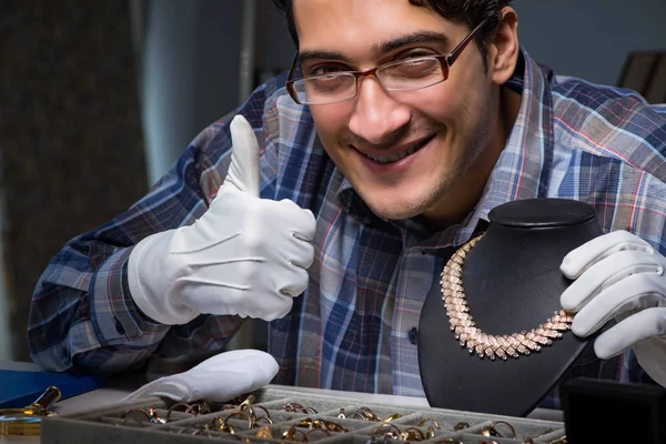 Joven joyero trabajando de noche en su taller — Foto de Stock