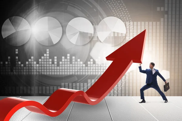 Geschäftsmann unterstützt Wachstum der Wirtschaft in Diagramm — Stockfoto