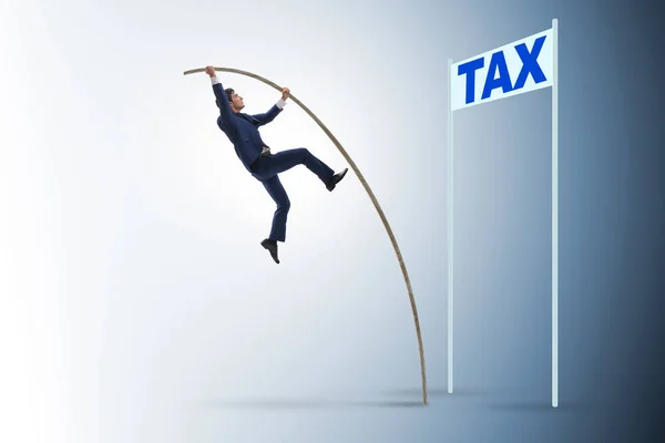 Empresário pulando sobre o imposto no conceito de evasão fiscal — Fotografia de Stock