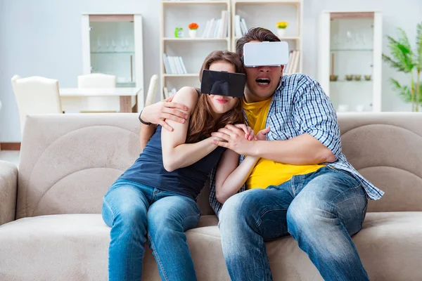 Νεαρή οικογένεια παίζει παιχνίδια με γυαλιά εικονικής πραγματικότητας — Φωτογραφία Αρχείου