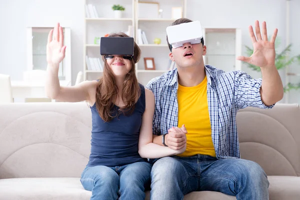 Jonge familie spelen games met virtual reality bril — Stockfoto