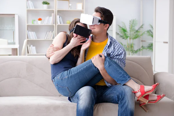 Jovem família jogando jogos com óculos de realidade virtual — Fotografia de Stock