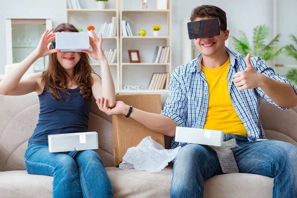 Jovem família jogando jogos com óculos de realidade virtual — Fotografia de Stock