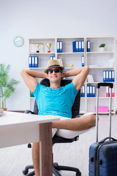 Podnikatel se připravuje na dovolenou v kanceláři — Stock fotografie
