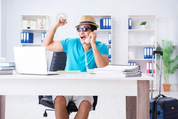 Affärsman förbereder sig för semester på kontoret — Stockfoto
