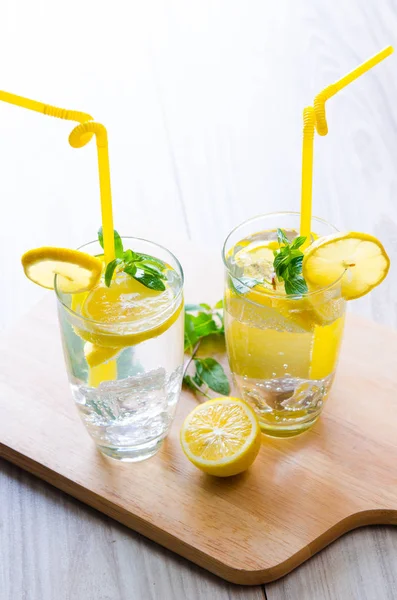 Vasos de mojito con limón y paja para beber —  Fotos de Stock
