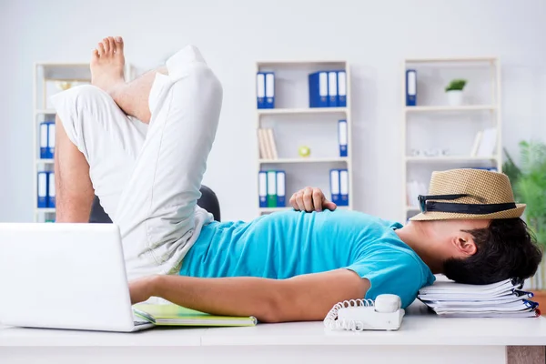 Empresário se preparando para férias no escritório — Fotografia de Stock