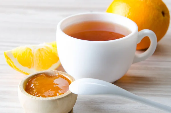 Tasse de thé servie avec confiture d'orange — Photo
