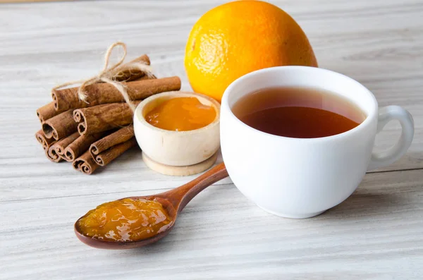 Tasse de thé servie avec confiture d'orange — Photo