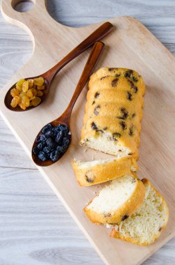 Noel için pişirilmiş kuru üzümlü tatlı ekmek.