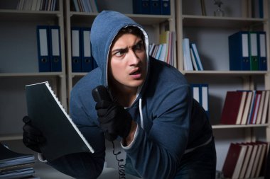 Endüstriyel casusluk konseptinde genç bir adam.