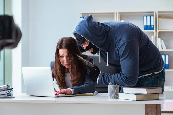 Criminal toma de la mujer de negocios como rehén en el cargo — Foto de Stock