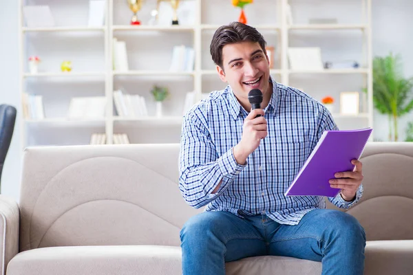 Hombre divertido cantando canciones en karaoke en casa — Foto de Stock