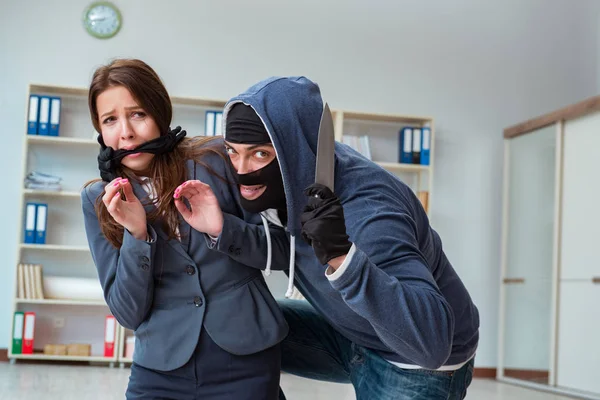 Kriminelle nehmen Geschäftsfrau als Geisel im Amt — Stockfoto