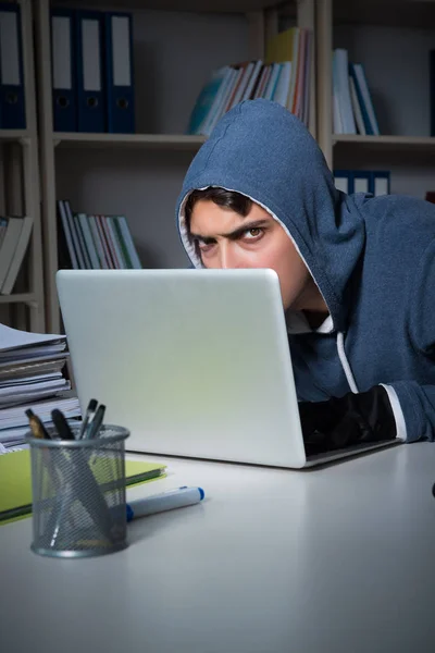 Jovem hacker pirataria no computador à noite — Fotografia de Stock