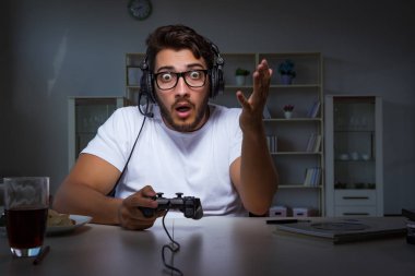 Genç adam ofiste saatlerce oyun oynuyor.
