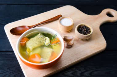 Tabakta servis edilen balık çorbası.