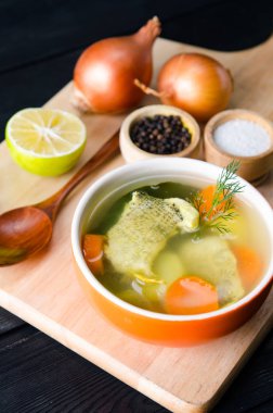 Tabakta servis edilen balık çorbası.