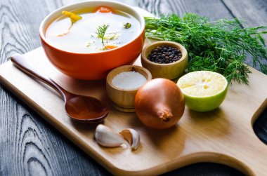 Tabakta servis edilen balık çorbası.