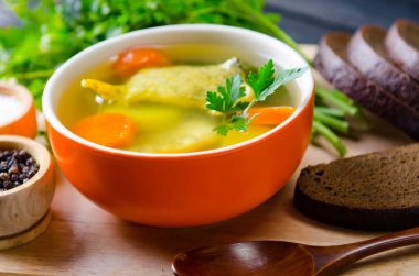 Tabakta servis edilen balık çorbası.